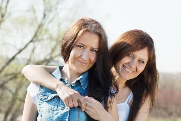 Две счастливые женщины — стоковое фото