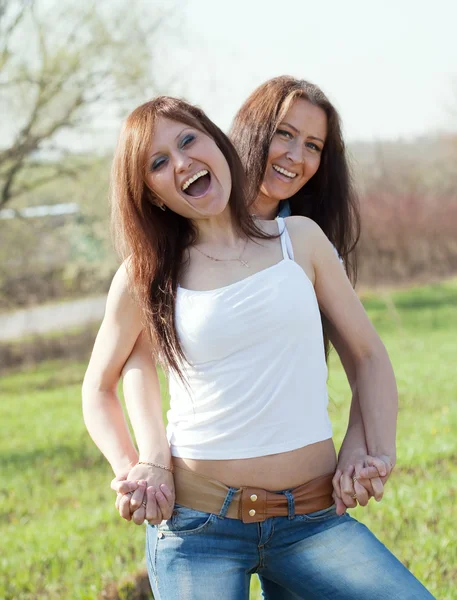 Δύο γυναίκες χαρούμενος — Φωτογραφία Αρχείου
