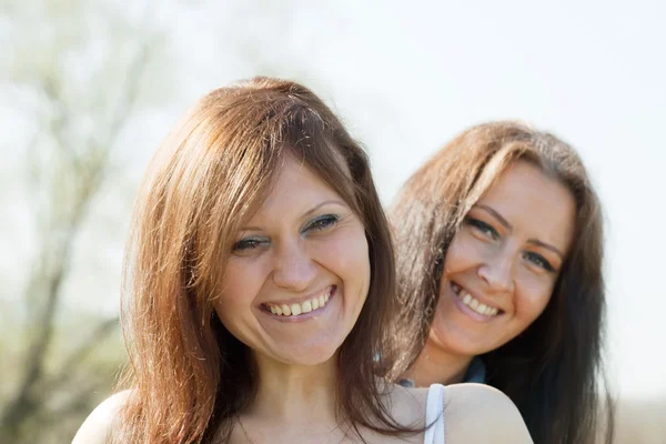 Duas mulheres felizes adultas médias — Fotografia de Stock