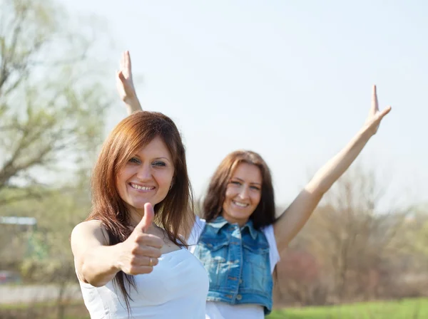Щасливі жінки з великим пальцем вгору — стокове фото