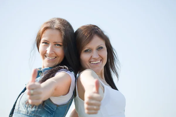 Mujeres felices con el pulgar hacia arriba —  Fotos de Stock