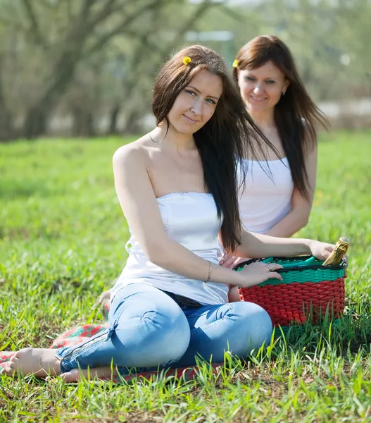 Girlfriends in the park — Stock Photo, Image