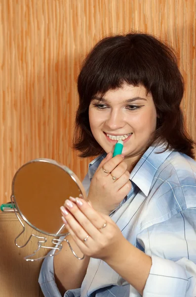 Chica aplicando lápiz labial — Foto de Stock