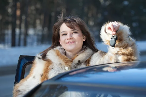 Femme heureuse avec sa voiture — Photo