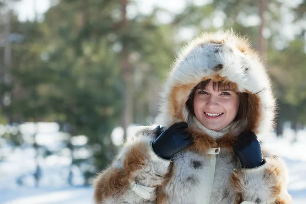 Mädchen im Pelzmantel im winterlichen Park — Stockfoto