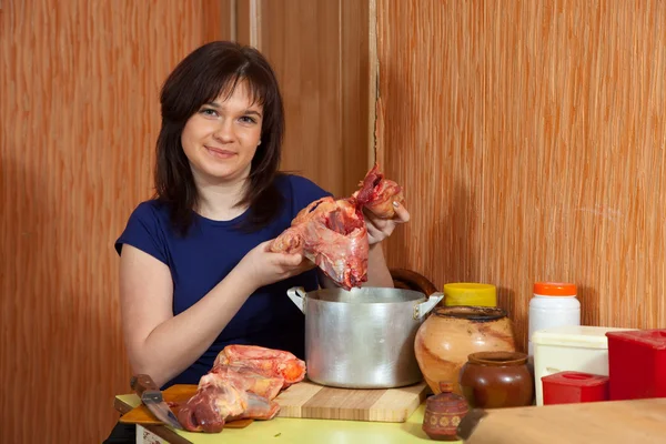 Женщина с сырой говядиной — стоковое фото