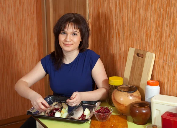 Kadın Scomber kızılcık ile pişirme — Stok fotoğraf