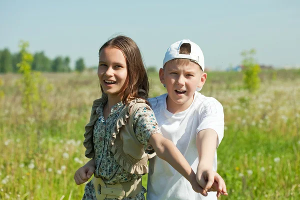 幸せな 10 代の少年と少女一緒に — ストック写真