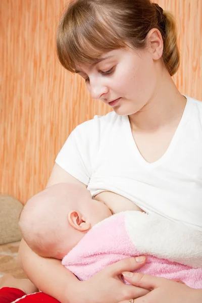 Baby borstvoeding in huis — Stockfoto