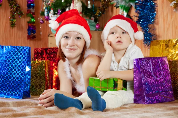 母亲和小儿子与圣诞礼物 免版税图库图片