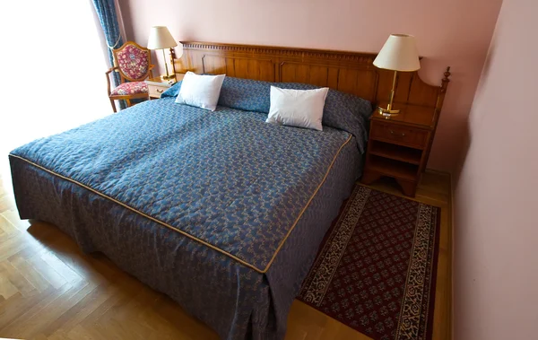 Спальня з двоспальним ліжком — стокове фото