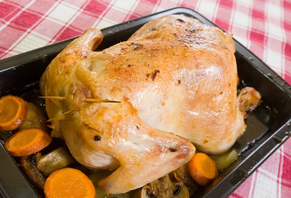 Roasted chicken in skillet — Stock Photo, Image