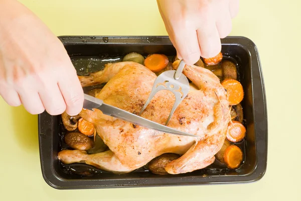 Запечённая курица на сковороде — стоковое фото
