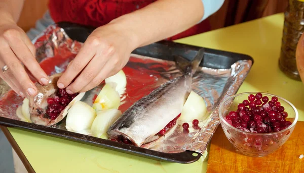 Koch macht Makrele mit Preiselbeeren — Stockfoto