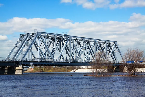 Pont ferroviaire lors des inondations printanières — Photo