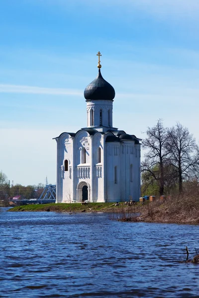 Покровская церковь на реке Нерль в наводнении — стоковое фото