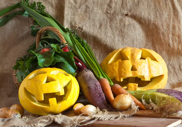 Halloween pumpkin and harvested vegetables — Stock Photo, Image