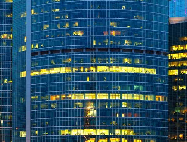夜に照らされる現代的な摩天楼 — ストック写真