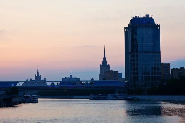 Moskvafloden i sommarmorgon — Stockfoto