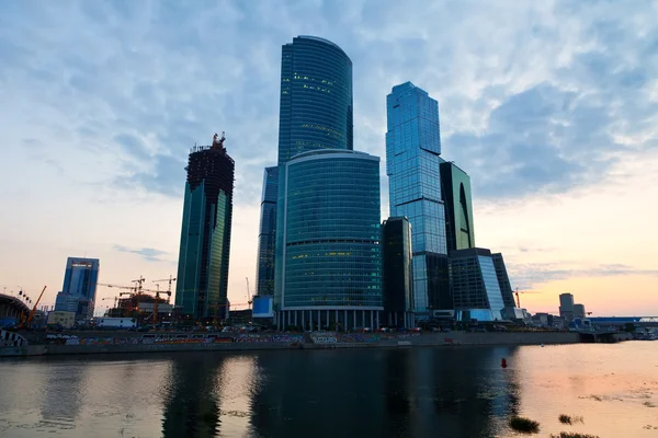 Skyskrapor i sommarmorgon. Moscow, Ryssland — Stockfoto