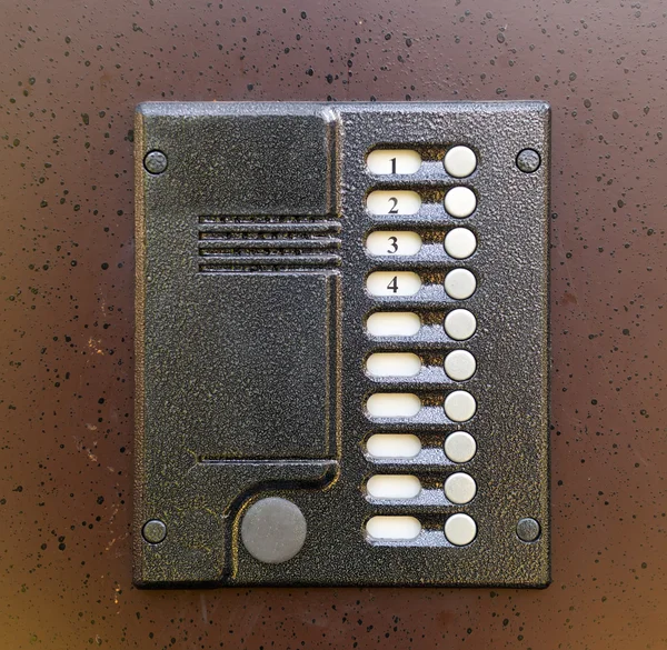 Домофон в стальной двери — стоковое фото