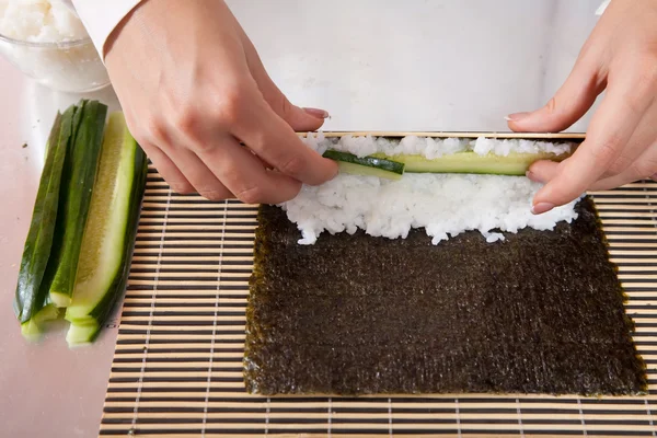 Μαγειρέψτε κάνοντας σούσι κυλίνδρους με αγγούρι — Φωτογραφία Αρχείου