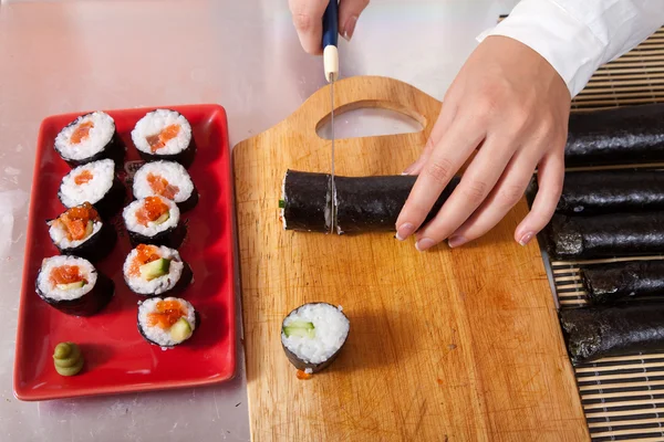 Μαγειρέψτε κάνοντας ιαπωνικό σούσι κυλίνδρους — Φωτογραφία Αρχείου