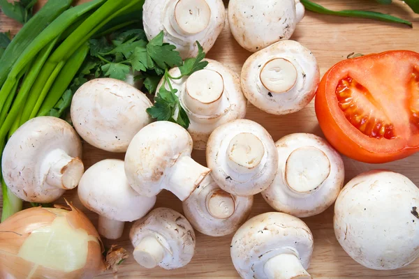 Champiñón hongo con tomate —  Fotos de Stock