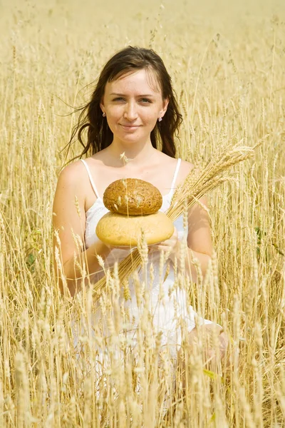Meisje met brood — Stockfoto