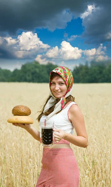 Dziewczyna z piwo i chleb — Zdjęcie stockowe