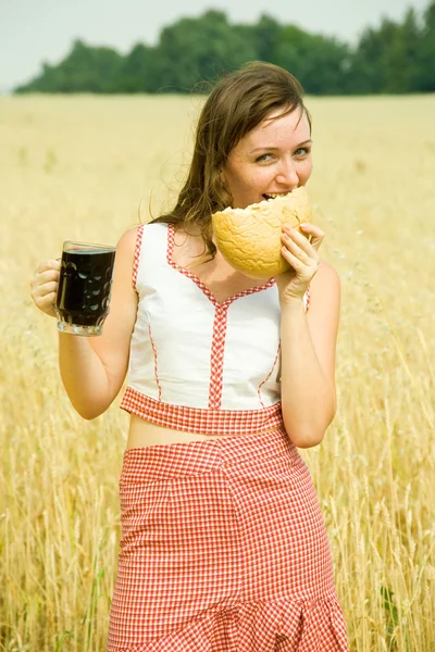 Jente med quass og brød – stockfoto