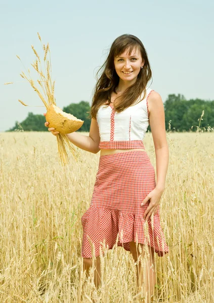 Chica joven con pan — Foto de Stock
