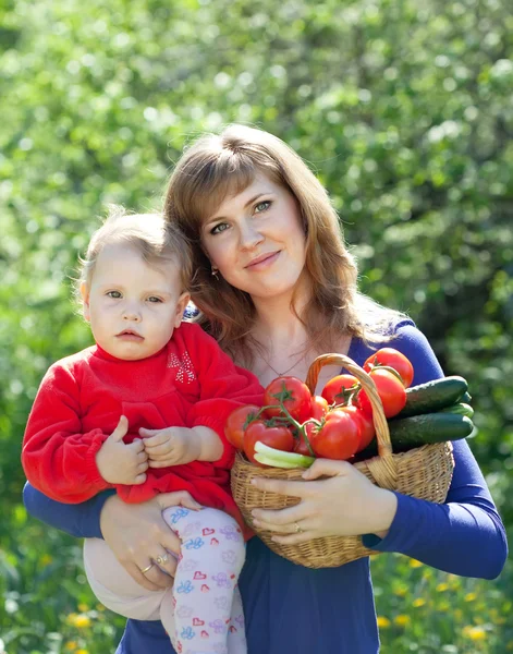 Frau und Kind mit geerntetem Gemüse — Stockfoto