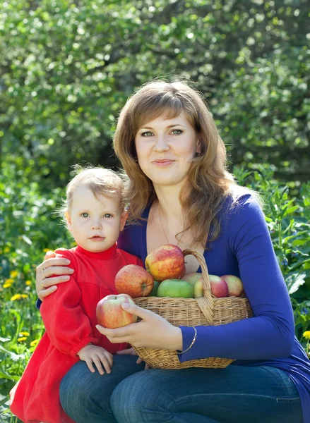 Familie met appels oogst in tuin — Stockfoto