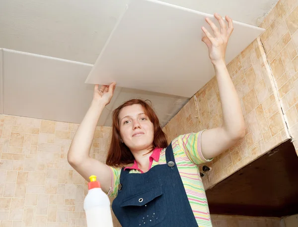Chica pega azulejo techo —  Fotos de Stock