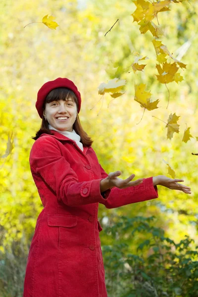 단풍 잎 던 여자 — 스톡 사진