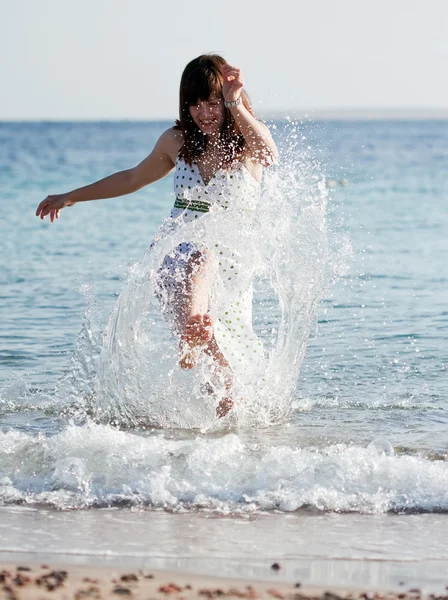 Deniz kıyısında, mutlu bir kadın — Stok fotoğraf