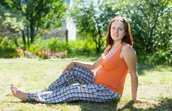 Graviditet kvinnan i Sommaräng — Stockfoto
