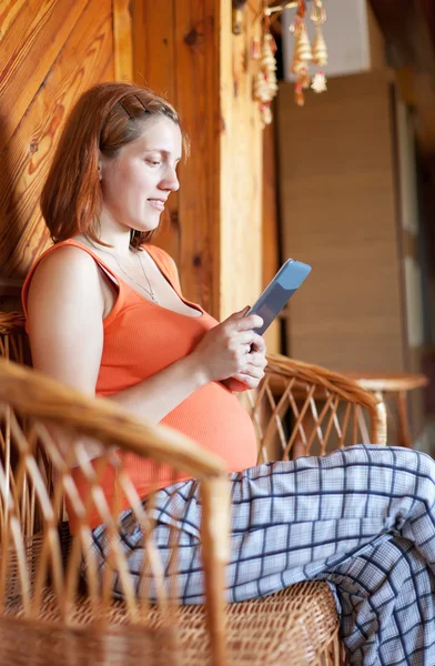 Hamile kadının okuma e-kitap — Stok fotoğraf