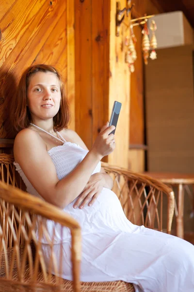 Mulher grávida lê e-book — Fotografia de Stock