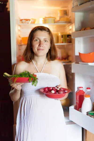 Беременная женщина с овощами — стоковое фото