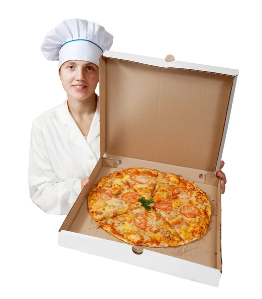 Женщина-повар с приготовленной пиццей — стоковое фото