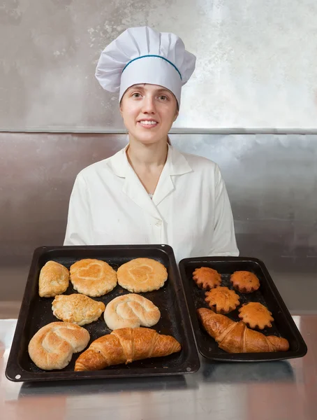 Baker with fresh pastries — Stock Photo, Image