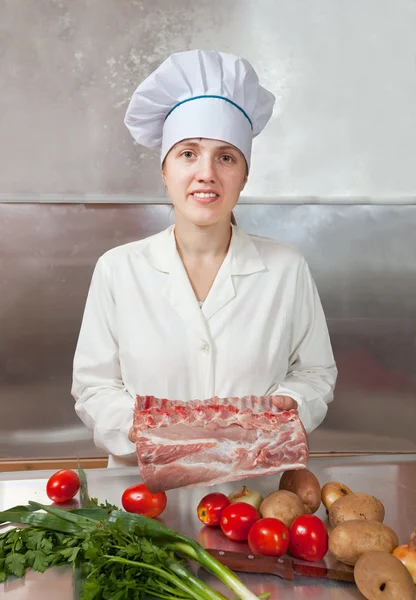 Кухарка с сырым мясом — стоковое фото
