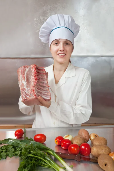 Μάγειρας γυναίκα με ωμό κρέας — Φωτογραφία Αρχείου