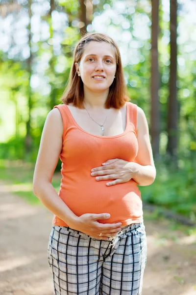 Mulher grávida na floresta de verão — Fotografia de Stock