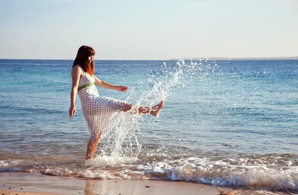 海の海岸で幸せな女 — ストック写真