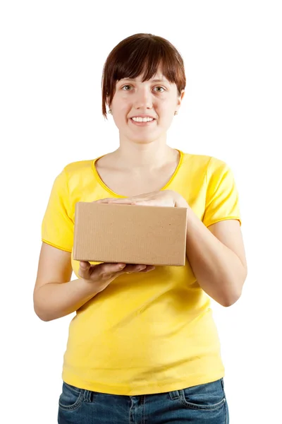 Молодая женщина держит картонную коробку — стоковое фото