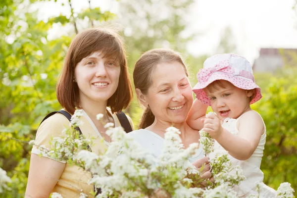 Γυναίκες χαρούμενος και παιδί στο καλοκαιρινό κήπο — Φωτογραφία Αρχείου