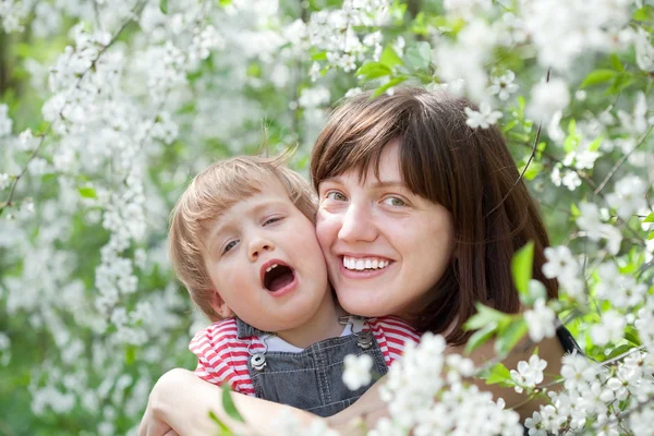 봄에는 아이 함께 행복 한 어머니 — 스톡 사진